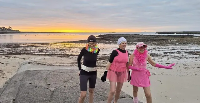 photo  quelques instants avant de se jeter à l’eau, jeanick, correspondante, pose avec deux baigneuses aguerries déguisées, sur la plage de l’anse du stole.  &copy;  ouest-france 