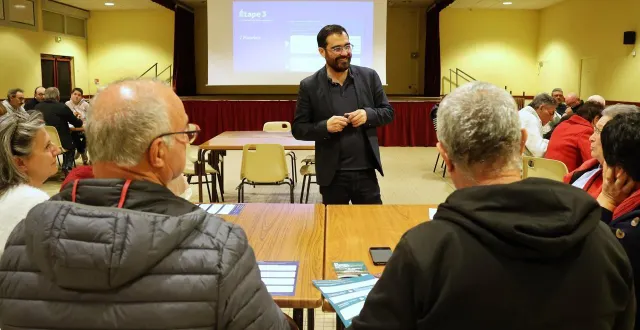 photo  depuis le 16 octobre 2025, florian lemaître et des auversois organisent des « ateliers d’intelligence collective » pour connaître les attentes des habitants de la commune. de ces ateliers est née une liste en vue des élections municipales qui sera officiellement présentée à la mi-janvier 2026.  &copy;  ouest-france 