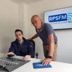 photo  seul salarié de la radio, guillaume rabouan et son président michel boutreux tentent de développer leur offre sur la bande fm. 