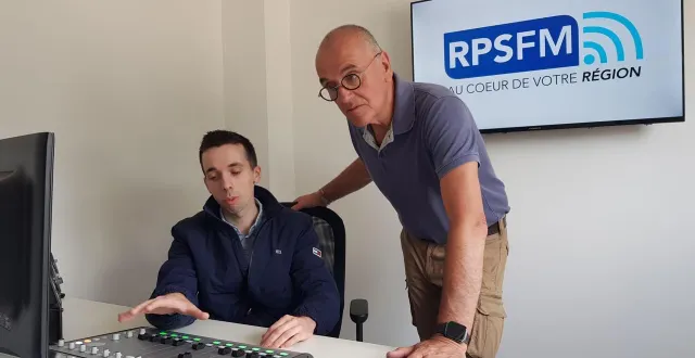 photo  seul salarié de la radio, guillaume rabouan et son président michel boutreux tentent de développer leur offre sur la bande fm.  &copy;  co - julien coutenceau 