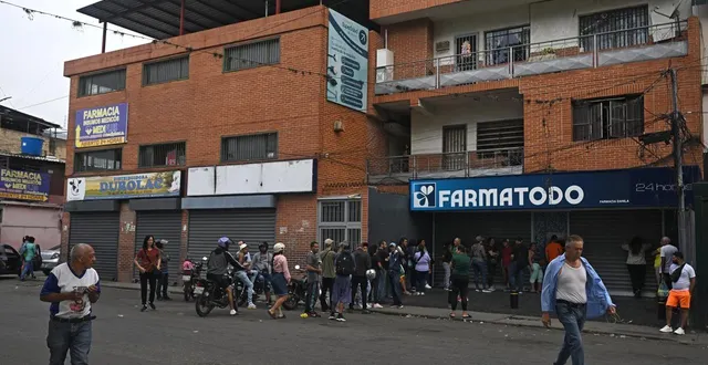 photo  les files d’attente s’allongent aux entrées des magasins et pharmacies à caracas.  &copy;  photo afp 