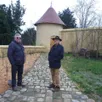 photo  germain ferré, le propriétaire, et jean-claude pellemoine, devant la réalisation des murs et de la tour reconstruits comme ils étaient au xvie siècle. 