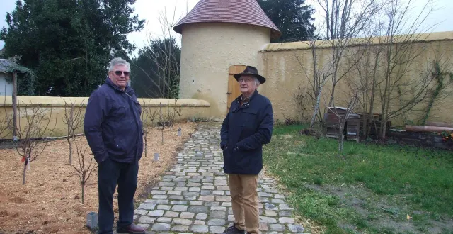 photo  germain ferré, le propriétaire, et jean-claude pellemoine, devant la réalisation des murs et de la tour reconstruits comme ils étaient au xvie siècle.  &copy;  ouest-france 