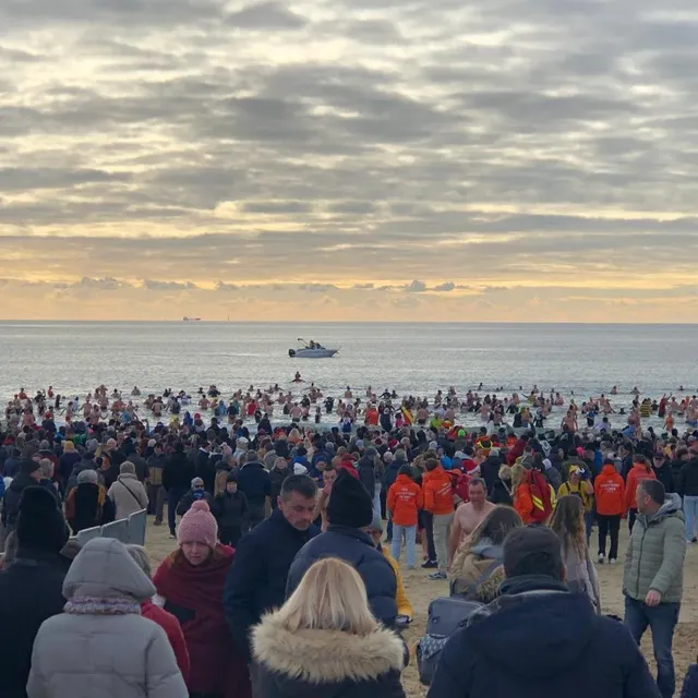 photo pas moins d’environ 500 baigneurs se sont élancés, sans hésiter, plage de kerhillio.  ©  ouest france