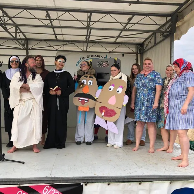 photo une des traditions du bain : le concours du meilleur déguisement, individuel, et par groupe. avec jury présidé par le maire d’erdeven !  ©  ouest france
