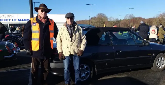 photo  vincent fourmentraux, président du club véhicules d’époque du maine, accompagné de maurice, l’un des participants les plus fidèles du club, devant une peugeot 306 cab.  &copy;  ouest-france 