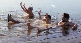 Info insolite  baignade du nouvel an à marçon (sarthe) au lac des varennes gelé ce dimanche 4 janvier 2026. 