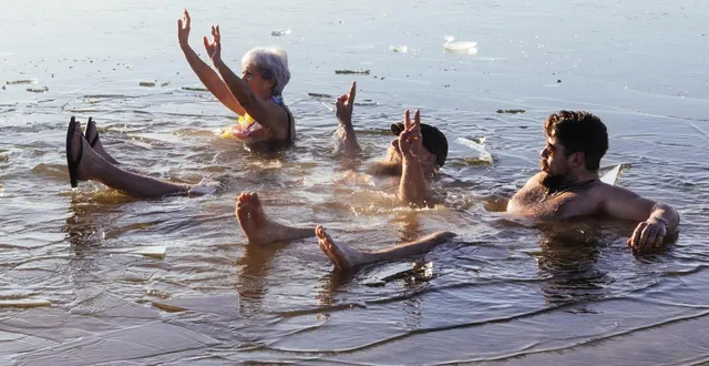 photo  baignade du nouvel an à marçon (sarthe) au lac des varennes gelé ce dimanche 4 janvier 2026.  &copy;  ouest-france 