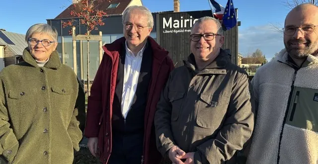 photo  laurent noé (deuxième en partant de la gauche), présente sa candidature pour les municipales à la mairie d’arçonnay (sarthe). il est accompagné d’autres élus sortants : nadine kiers-perrault, jessy cocherel et fabrice voineau.  &copy;  ouest-france 