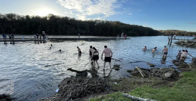 photo  une vingtaine de baigneurs ont participé au défi du nouvel an des givrés du bocage dimanche 4 janvier.  &copy;  ouest-france 