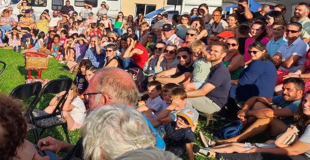 photo  les animations proposées par la guinguette itinérante attirent toujours beaucoup de monde, comme ici à chazé-sur-argos.  &copy;  archives ouest-france 