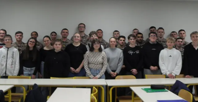 photo  collégiens et marsouins se sont retrouvés au collège pour échanger et se découvrir.  &copy;  le maine libre 