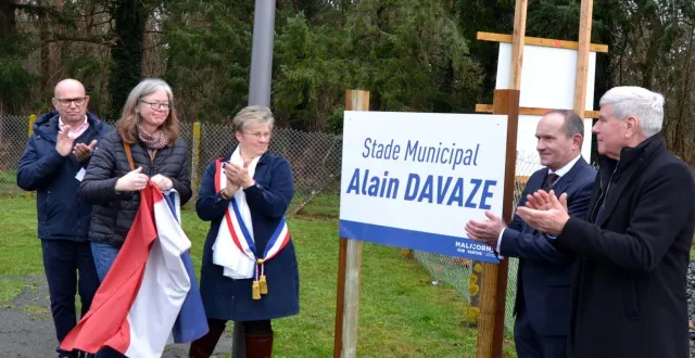 photo  amélie sa fille a découvert la plaque, très émue.  &copy;  le maine libre 