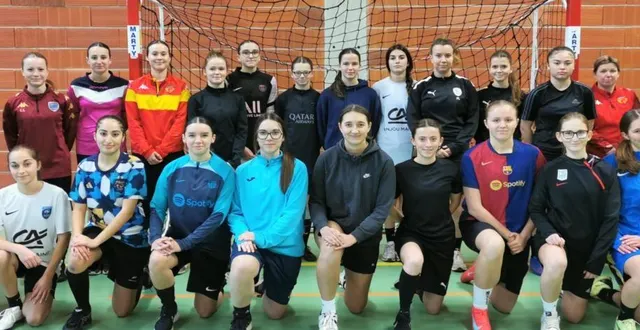 photo  les féminines prennent la pose avec leurs encadrants avant leur entraînement du jour.  &copy;  le maine libre. 