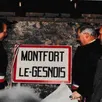 photo  les élus de l’année 1986, devant le premier panneau de la nouvelle ville de monfort-le-gesnois. 