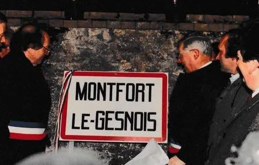 photo  les élus de l’année 1986, devant le premier panneau de la nouvelle ville de monfort-le-gesnois.  &copy;  archives ouest-france 