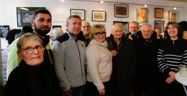 photo  lors du vernissage, laurent bouscaud (troisième à gauche) entouré de membres de l’association art maine saosnois.  &copy;  le maine libre 