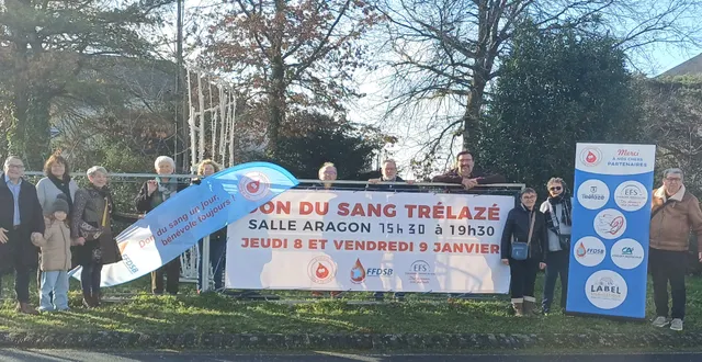 photo  trélazé, rond-point du buisson, le 2 janvier 2026. mise en place des nouvelles banderoles par les membres de l’association sang et vie trélazé, en présence du directeur du crédit agricole, partenaire (à gauche).  &copy;  co  