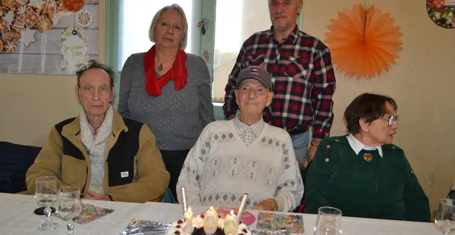 photo  pierre trouillet a soufflé ses 100 bougies en compagnie de ses enfants.   &copy;  le maine libre 