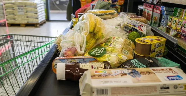 photo  les caisses étaient en panne, la direction du supermarché a choisi d’offrir les courses à ses clients.  &copy;  photo d’illustration : fred scheiber/sipa 