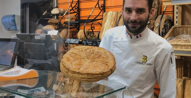 photo  jean-baptiste tabouret, boulanger à briouze (orne), a reçu le premier prix du département pour sa galette des rois à la frangipane.  &copy;  ouest-france 