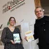 photo  chloé fosse, référente du fonds « dys » du réseau des médiathèques du pays sabolien, et jean-louis lemarié, conseiller communautaire délégué à la culture. 