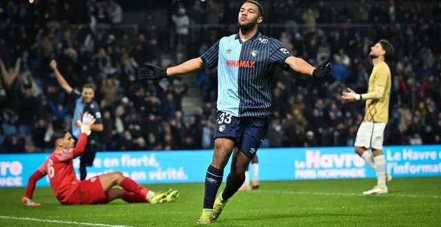 photo  le havrais noam obougou-jacquet crucifie le sco à la 81e minute, sous les regards dépités de zinga et lefort.  &copy;  afp 