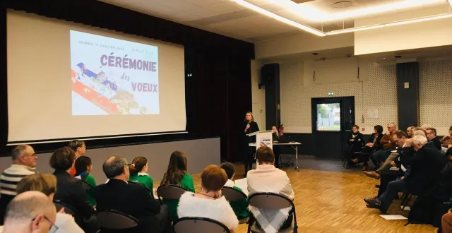 photo  les vœux attirent toujours les administrés intéressés par la vie de leur commune comme ici l’an dernier à neuville-sur-sarthe. véronique cantin, maire, qui ne se représente pas, avait présenté les projets et les vœux 2025 au public à la salle polyvalente.  &copy;  archives le maine libre. 
