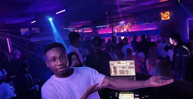 photo  neoshy, alias matéo lesguer, 20 ans a commencé sa carrière à cholet en maine-et-loire. ici en 2023.  &copy;  arena café 