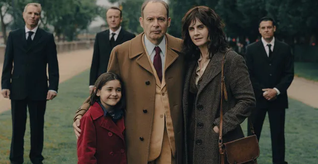 photo  denis podalydès (au centre) est françois mitterrand pour france 2.  &copy;  ©thierry valletoux - mother production - france télévisions 