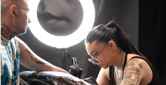 photo  romane dublé, ici en train de tatouer, ouvre son salon dans le centre-ville de cholet.  &copy;  romane duble 