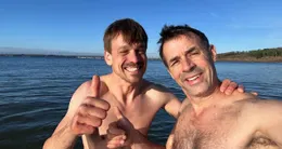 Info insolite  simon cailleau et thomas roger sont venus du sud de la france pour passer les fêtes en bretagne. ils profitent d’une matinée ensoleillée pour une baignade improvisée à la plage des sables blancs de concarneau (finistère). 