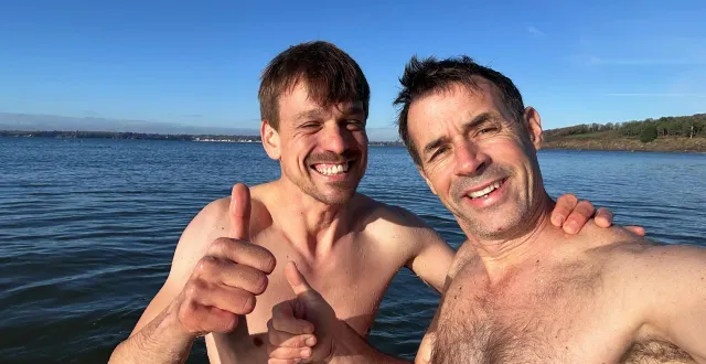 photo  simon cailleau et thomas roger sont venus du sud de la france pour passer les fêtes en bretagne. ils profitent d’une matinée ensoleillée pour une baignade improvisée à la plage des sables blancs de concarneau (finistère).  &copy;  thomas roger/ouest-france 