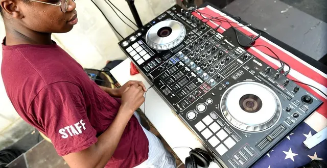 photo  matéo lesguer, alias dj neoshy, était au platine de l’aréna café lors de la fête de la musique à cholet, en juin 2022.  &copy;  photo archives co – étienne lizambard 