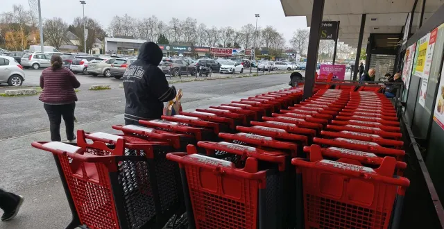 photo  l’intermarché de la place du chapeau-de-gendarme à angers (maine-et-loire) possède des chariots avec des roues magnétiques bloquantes. il sera bientôt rejoint par le lidl.  &copy;  ouest-france 