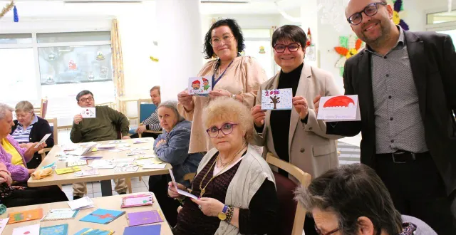photo  (de droite à gauche) antoine chatel, sandrine plessix et sabrina lavelle, animatrice, entourent martine nëgroni, émue par cette action.  &copy;  le maine libre 