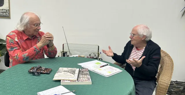 photo  mazé-milon, le 3 octobre 2025. jean bauné (à droite) et jean-luc allard ont échangé sur la pratique théâtrale unique qu’avait instaurée le premier lorsqu’il était professeur de français au collège molière.  &copy;  co - christophe ricci 