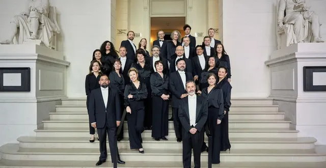 photo  le chœur d’angers nantes opéra avec son chef xavier ribes.  &copy;  bastien capela 