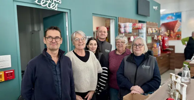 photo  jean-luc charrier (à gauche) et une partie des salariés et bénévoles du cinéma de thouars.  &copy;  co – léo candas 