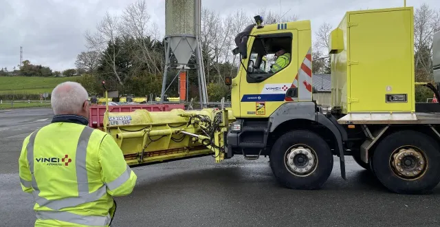 photo  malgré des opérations de salage, les poids lourds ne pourront pas circuler sur plusieurs autoroutes de la région.  &copy;  le maine libre 