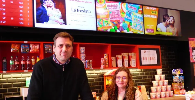 photo  vincent thibault, le directeur du cinéma confluences de sablé-sur-sarthe, avec manon godet, l’une des deux employés à temps plein. l’équipe est complétée par un apprenti et une femme de ménage à temps partiel.  &copy;  ouest-france 