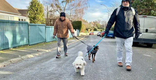 photo  dans le quartier de gazonfier, sur les hauteurs du mans, certaines chaussées étaient encore blanches ce lundi 5 janvier 2026. la neige attendue en fin de journée va les rendre encore plus glissants. ce qui ne décourage pas gérard et dominique.  &copy;  le maine libre 