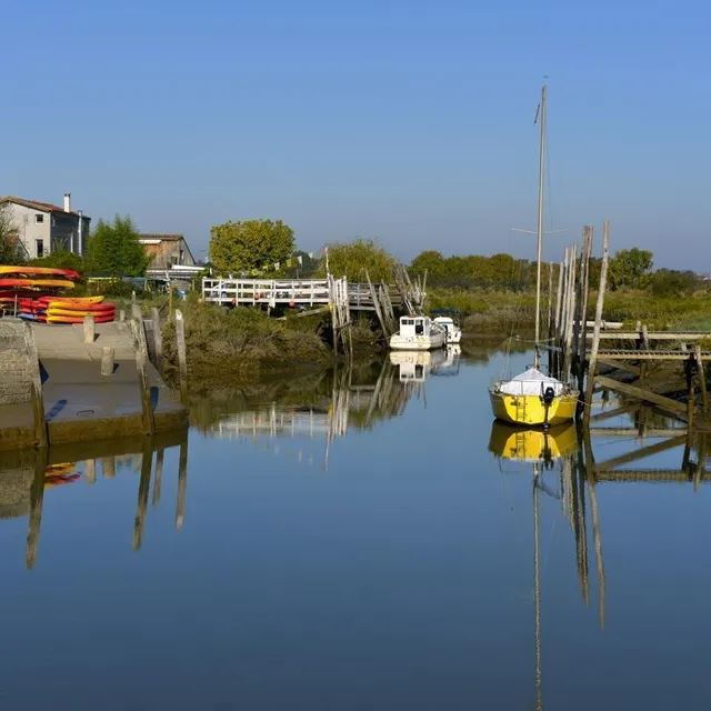 photo mornac-sur-seudre peut aussi se découvrir en bateau.  ©  istock - musat