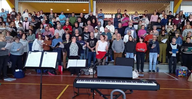 photo  la chorale lors de la répétition ce week-end. au premier plan de gauche à droite, anne foucher et sandra coulais, cheffes de chœur  &copy;  . ouest-france 
