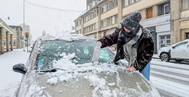 photo  la neige est tombée à gros flocons, lundi 5 janvier 2026, à saint-lô (manche), obligeant les automobilistes à déblayer les pare-brise.  &copy;  ouest france 