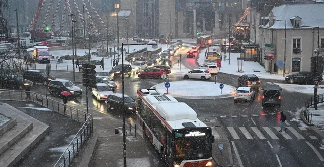 photo  la circulation des bus est perturbée ce lundi 5 janvier 2026 en fin de journée au mans en raison de la neige.  &copy;  le maine libre - denis lambert 