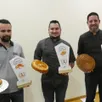 photo les lauréats des meilleures galettes des rois 2026 : guillaume gaugain (à droite) pour la galette amande, jonathan vincendeau pour la briochée et nathan perroux pour l’originale.