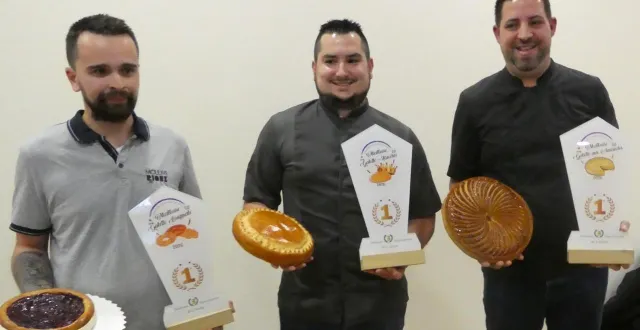 photo  les lauréats des meilleures galettes des rois 2026 : guillaume gaugain (à droite) pour la galette amande, jonathan vincendeau pour la briochée et nathan perroux pour l’originale.  &copy;  ouest-france 