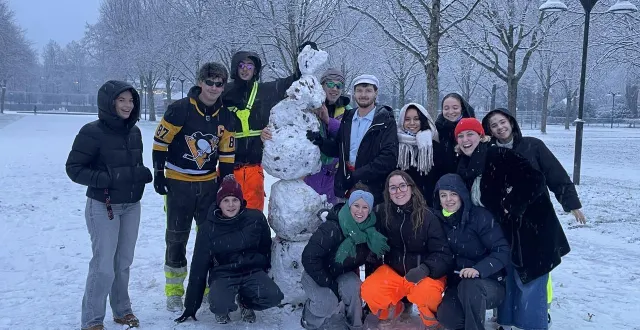 photo  entre deux batailles de boules de neige, ces étudiants kiné ont construit un drôle de bonhomme.  &copy;  ouest-france 