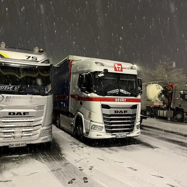photo en raison d’une interdiction de circulation, les camions dépassant 7,5 tonnes ne pouvaient plus circuler ce lundi 5 janvier depuis 16 h.  ©  ouest-france